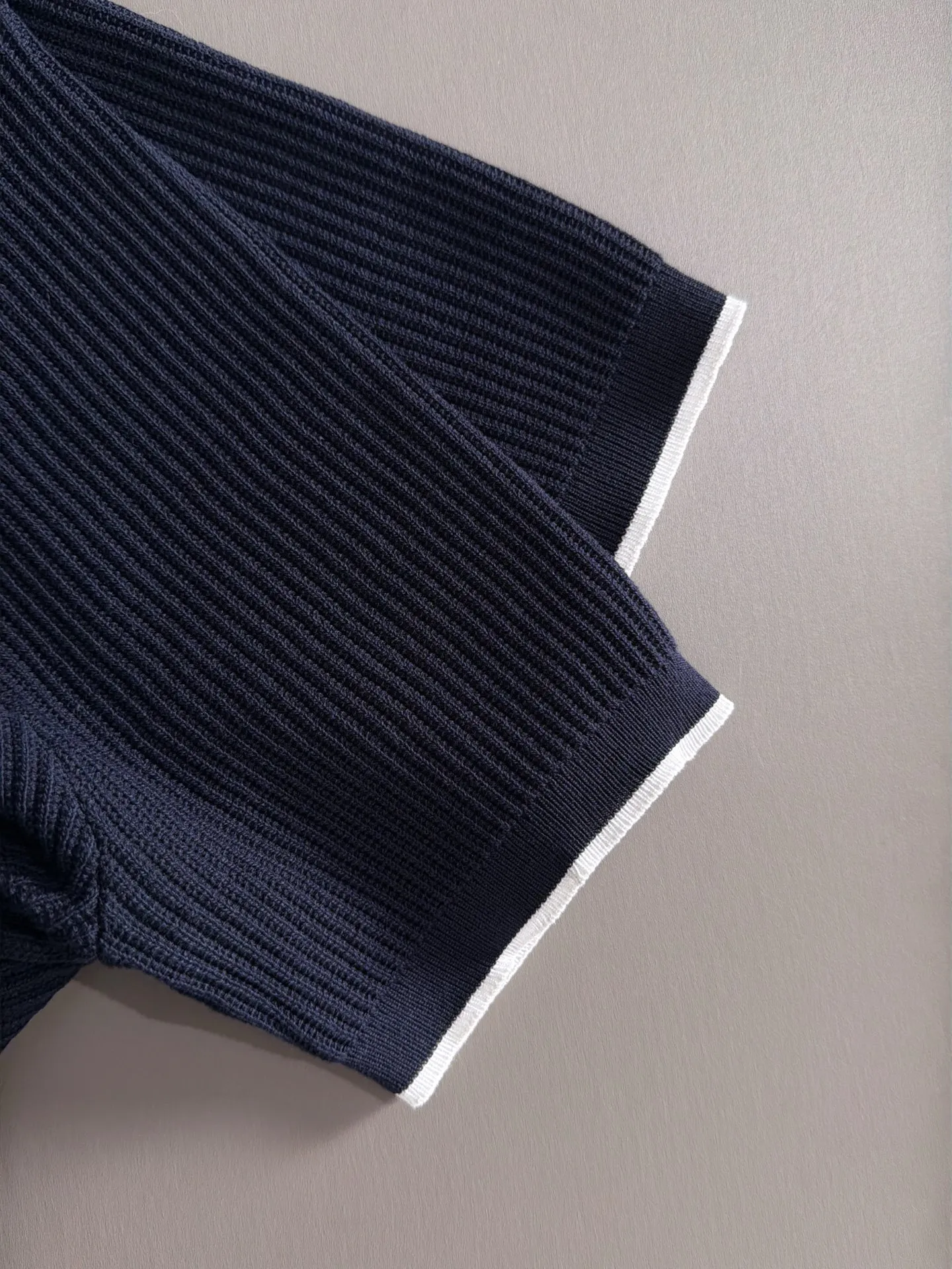 LP high quality Loro Piana 26ss New Arrival men's short-sleeved knitted T-shirt. Made of combed cotton yarn knitted cotton fabric, no pressure when entering and exiting the counter. Exclusive control of raw materials. It feels substantial when weighed, and the upper body is more textured than ordinary T-shirts. This texture can handle the weather easily and is suitable for both hot and cold! Loose fit design, looks noble. The only correct version is available Size: M to 4XL
